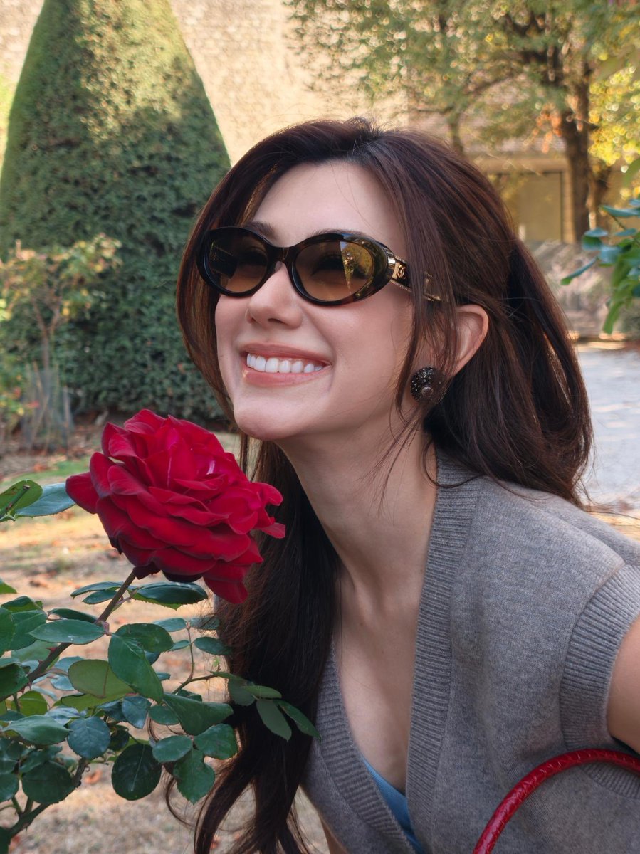 im_sunnieee's tweet photo. She’s smile look so perfect and stunning ✨🥹🌿📸

#CHANELSS27xLenaMiu
#CHANELSpringSummer 
#LalinaLena #CHANEL #PFW https://t.co/CrBKykyMrC