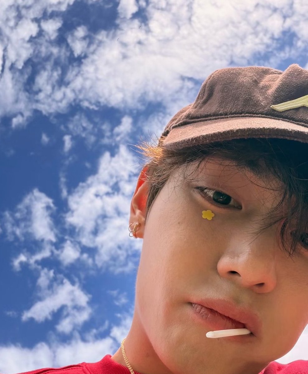 rainjhope's tweet photo. my taehyungie :(((((((( https://t.co/mPyUXt9GVC