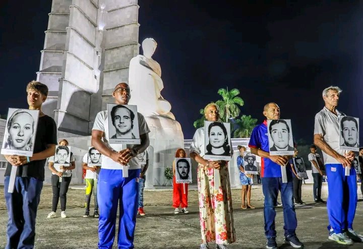 DrMoraMartin1's tweet photo. #TenemosMemoria 🖤🇨🇺 Horas antes del 6 de octubre, aniversario 50 del #CrimenDeBarbados, la juventud cubana rindió sentido homenaje a las víctimas del abominable hecho, con una vigilia en la base del monumento a José Martí

 #NoAlTerrorismo #NiOlvidadosNiMuertos
#CrimenDeBarbados https://t.co/1UKazLOdu6