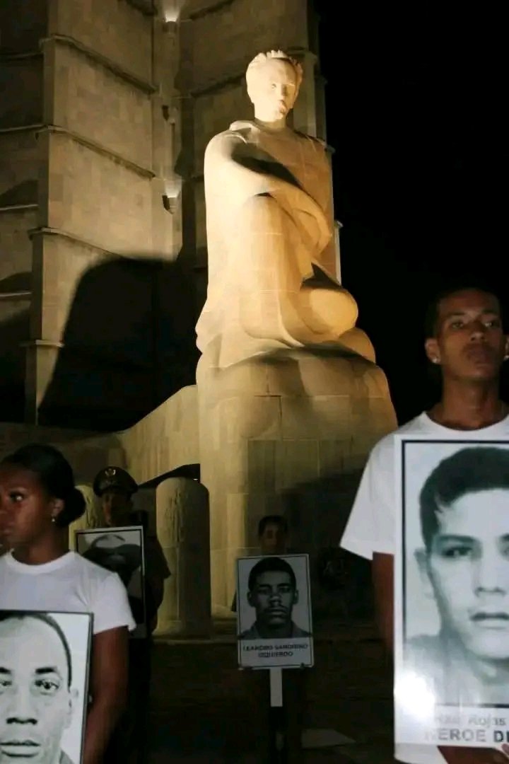 DrMoraMartin1's tweet photo. #TenemosMemoria 🖤🇨🇺 Horas antes del 6 de octubre, aniversario 50 del #CrimenDeBarbados, la juventud cubana rindió sentido homenaje a las víctimas del abominable hecho, con una vigilia en la base del monumento a José Martí

 #NoAlTerrorismo #NiOlvidadosNiMuertos
#CrimenDeBarbados https://t.co/1UKazLOdu6
