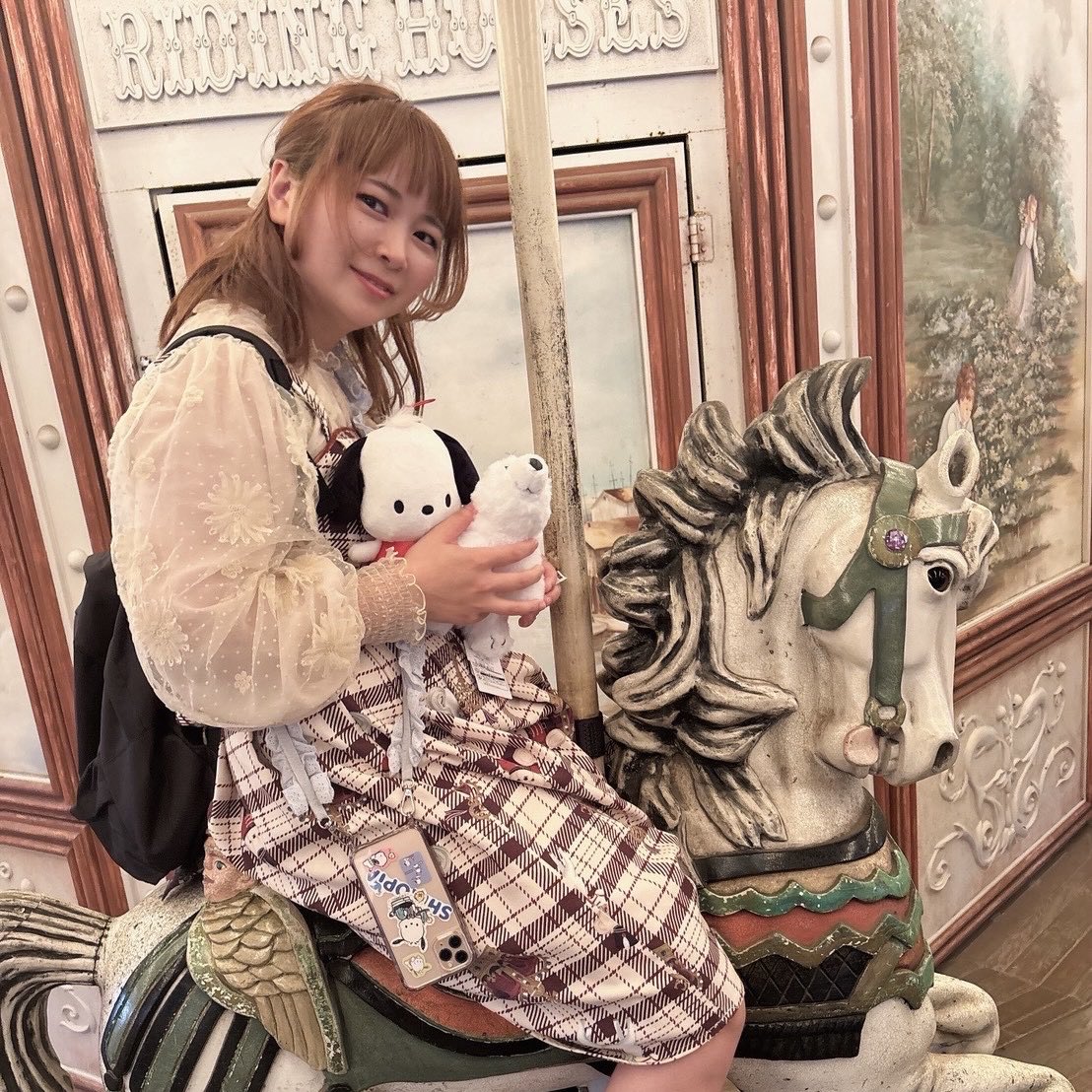 oharu_bear's tweet photo. シーパラで家から連れて行ったポチャッコと水族館で連れ帰ったシロクマを抱えてメリーゴーランドに乗る私 https://t.co/smLzuvqcJs