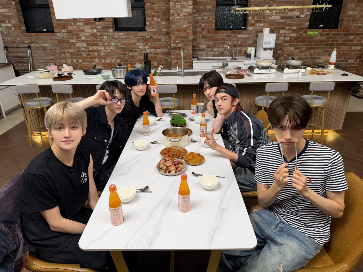 TWS_PLEDIS's tweet photo. [TWS:CLUB] EP.72 
42를 위한 TWS의 무리는 계속된다😝 

미방분에서도 무리한 투어스클럽은 잠시 쉬어갑니다⏸️

에너지 가득 충전해서
새로운 모습으로 다시 돌아올게요🔋

#TWS #투어스 #247WithUs
#TWS_CLUB #투어스클럽 https://t.co/TerXxFFzmV
