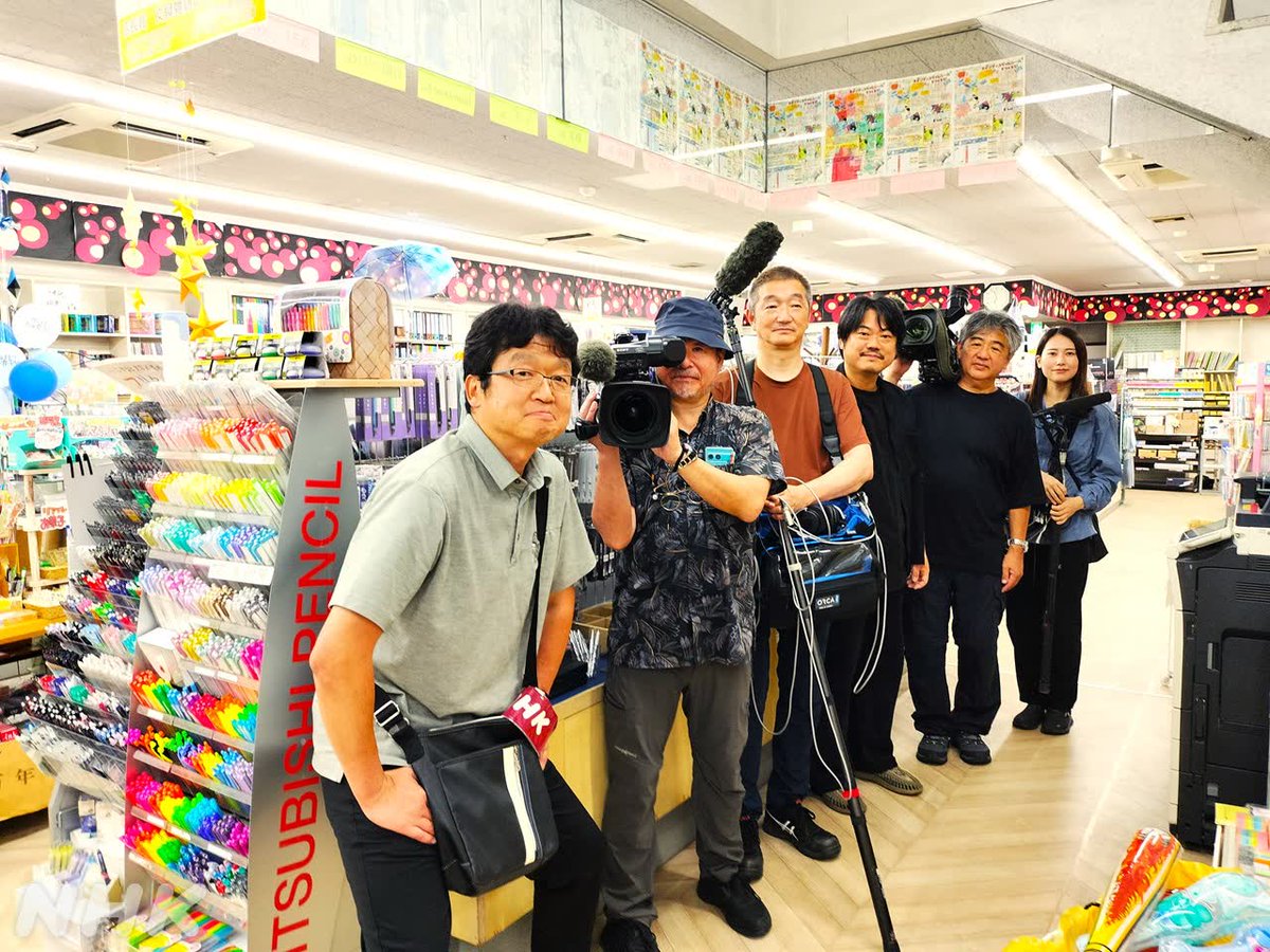 nhk_72HR's tweet photo. 今週10/9(金)夜10:00の
#ドキュメント72時間 は…
山口・文房具店✏️紙とペンと幸せと

創業200年の老舗文房具店。決して派手ではないけれど、ささやかな幸せが詰まっています。担当はベテラン岡元D。編集中、同じくベテランの編集マンと「幸せって何だろう…?」としみじみ語り合っていました🔥 https://t.co/v4JvD8H1KC