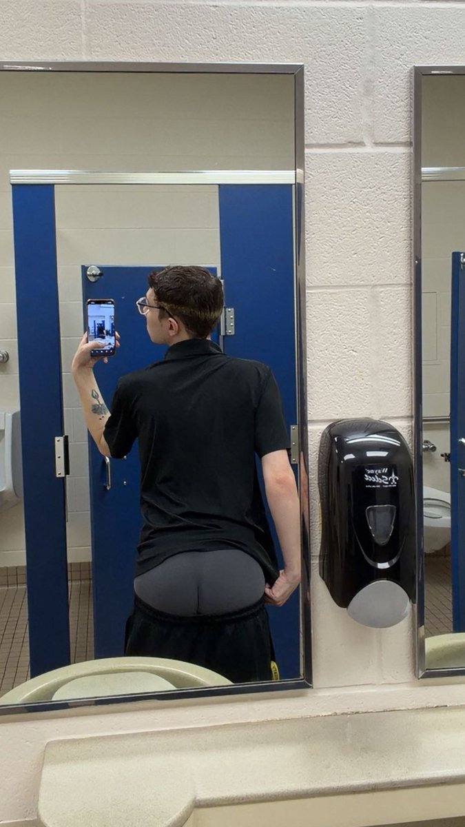 EthanOF18's tweet photo. My ass here is amazing 😩❤️ #18PlusMedia  #ass #phatass #booty #sagging https://t.co/jGXIPQB8Zo