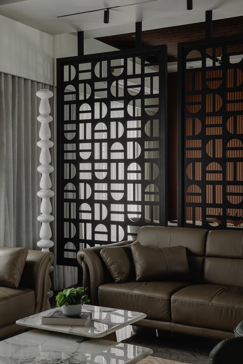 topinteriorsin's tweet photo. A HOME OF EARTHY TONES &amp; QUIET LUXURY

Designed by Ar. Loma R Bharuchi, this Ankleshwar residence brings together earthy tones, natural textures, handcrafted details, and contemporary forms to create a home that feels both sophisticated and welcoming. https://t.co/VpkMmdTTdd