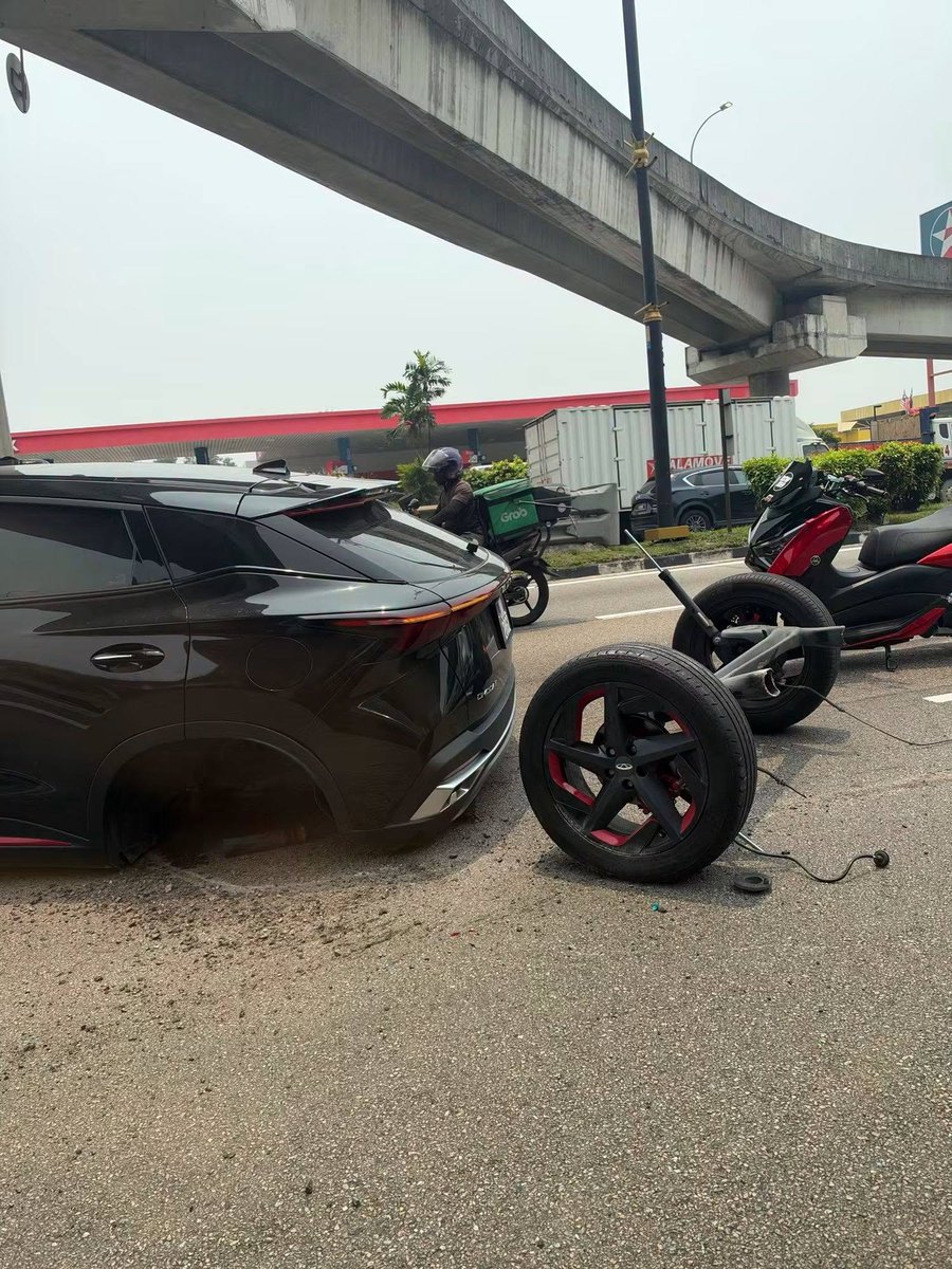 pibimcats's tweet photo. เกิดอุบัติเหตุกับรถไฟฟ้าจีน Chery Omoda 5 ในมาเลเซีย 🇲🇾 เจ้าของรถเล่าว่า ขับตามปกติอยู่ดี ๆ จู่ ๆ ได้ยินเสียง “แก๊ก”ก่อนจะมีเสียงโลหะกระแทกพื้นถนน แล้วพบว่าเพลาหลังหลุดออกมา ทั้งยวง 😅 เหตุเกิดใกล้ห้าง AEON Tebrau รัฐยะโฮร์ ประเทศมาเซีย #รถไฟฟ้า #รถEV https://t.co/JLD4lOo7dY