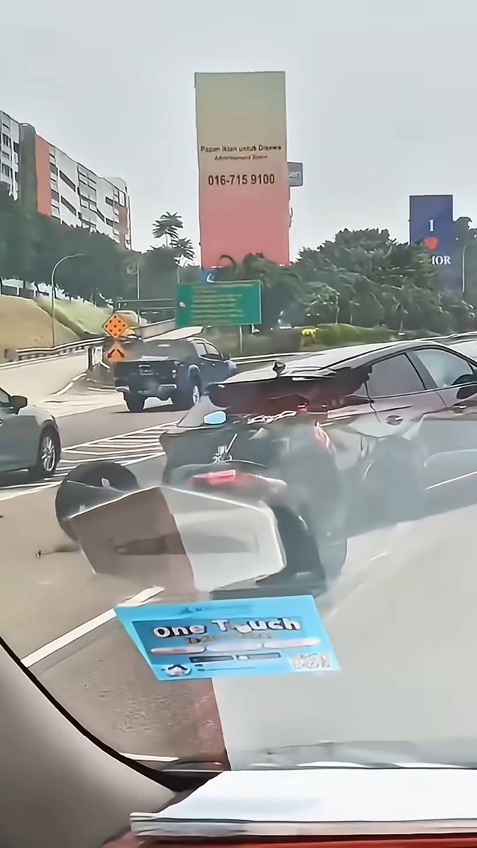 pibimcats's tweet photo. เกิดอุบัติเหตุกับรถไฟฟ้าจีน Chery Omoda 5 ในมาเลเซีย 🇲🇾 เจ้าของรถเล่าว่า ขับตามปกติอยู่ดี ๆ จู่ ๆ ได้ยินเสียง “แก๊ก”ก่อนจะมีเสียงโลหะกระแทกพื้นถนน แล้วพบว่าเพลาหลังหลุดออกมา ทั้งยวง 😅 เหตุเกิดใกล้ห้าง AEON Tebrau รัฐยะโฮร์ ประเทศมาเซีย #รถไฟฟ้า #รถEV https://t.co/JLD4lOo7dY