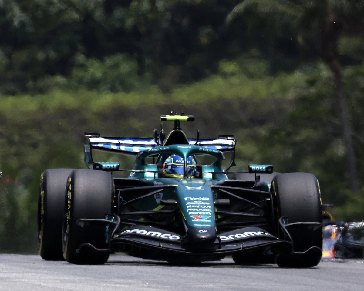 SoyMotor's tweet photo. ‼️Honda avisa de la exigencia de Singapur: “Es vital dar confianza a los pilotos”

🗣️Orihara: "Singapur es un circuito urbano, lo que significa que vuelve a ser un trazado complicado en términos de manejabilidad. Los muros están muy cerca y prácticamente no hay escapatorias. Por ello, es fundamental dar a los pilotos la confianza necesaria para llevar el coche al límite"

🗣️"En Madrid logramos avances relativamente buenos en la mejora de la manejabilidad. Sin embargo, en Malasia descubrimos algunos aspectos interesantes adicionales, especialmente al rodar en condiciones de lluvia y con mucha energía disponible. El funcionamiento del motor allí era diferente al de otros circuitos. Singapur es similar a Malasia en el sentido de que presenta una humedad elevada, temperaturas altas y unas características de gestión de la energía especialmente exigentes. El fin de semana pasado nos permitió recopilar buenos datos y obtener aprendizajes que podremos aplicar de cara al próximo Gran Premio en lo que respecta a la manejabilidad. Estamos deseando afrontar el desafío que tenemos por delante"

#F1 #SingaporeGP