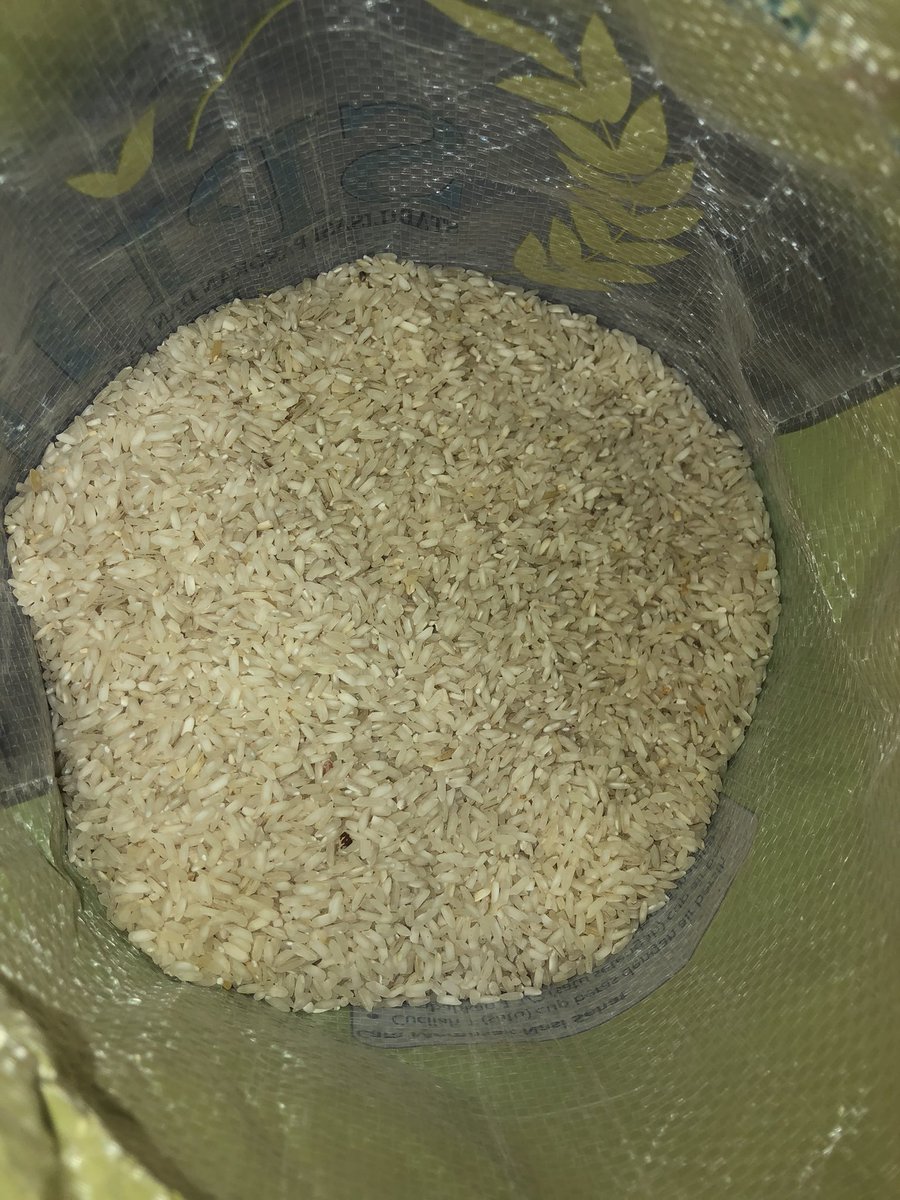 caramelove___'s tweet photo. @txtharihariWNI Kemarin terpaksa banget beli beras ini karena merk lain gak ada. Berasnya kuning, gak ada wanginya sama sekali, rasanya kurang, dan aromanya agak tengik. Bener-bener ini udah hampir gak layak makan. Yaa Allah, dzolimnya pemerintah kita.. 😭 https://t.co/QSggZpB3rS