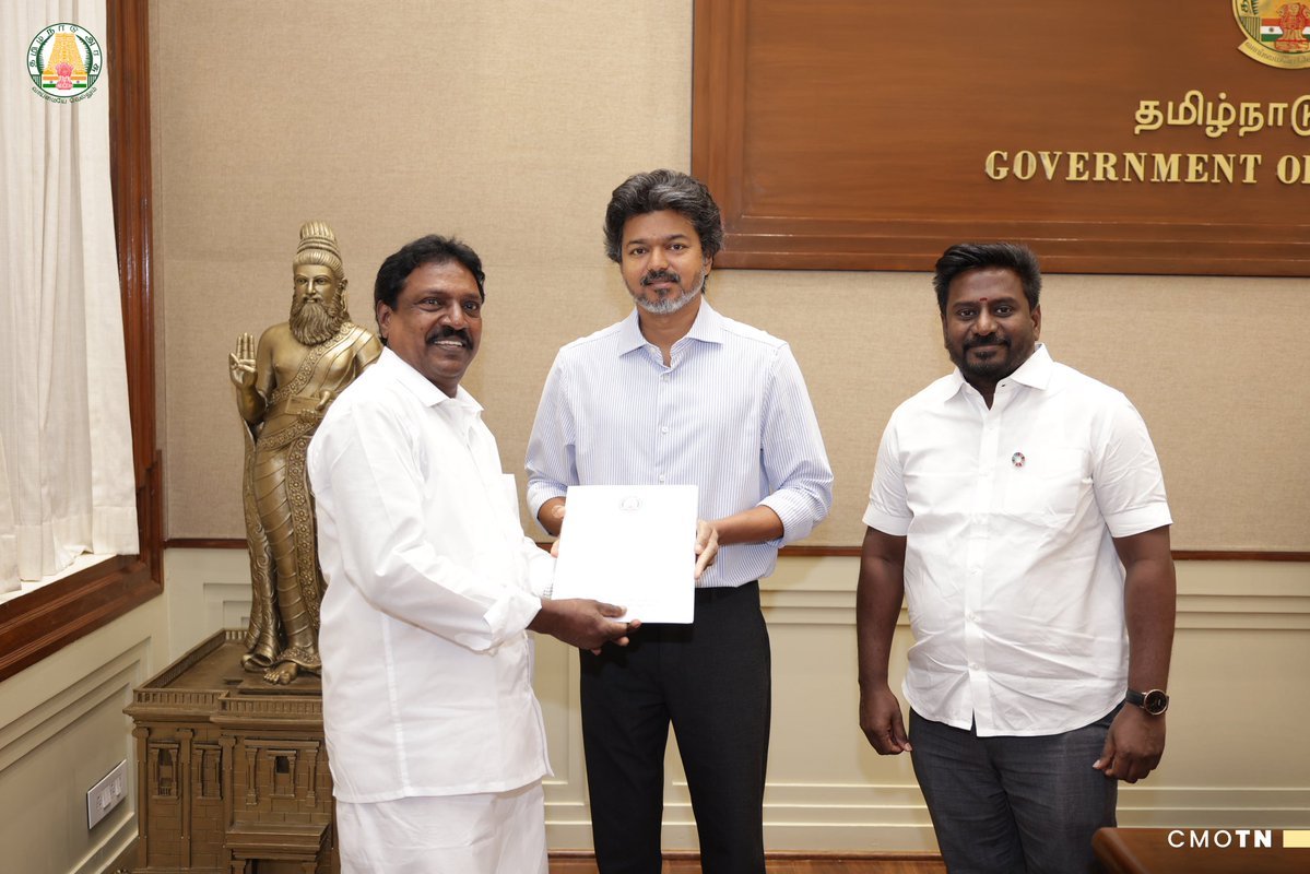ramk8060's tweet photo. மாண்புமிகு தமிழ்நாடு முதலமைச்சர் திரு.ச.ஜோசப் விஜய் அவர்களை இன்று (6.10.2026) தலைமைச் செயலகத்தில், தமிழ்நாடு இயல் இசை நாடக மன்றத்தின் தலைவராக நியமிக்கப்பட்டுள்ள திரு.புஷ்பவனம் குப்புசாமி அவர்கள் சந்தித்து வாழ்த்துப் பெற்றார்.
#CMJosephVijay‌ @imrajmohan https://t.co/AamVfHzpCx
