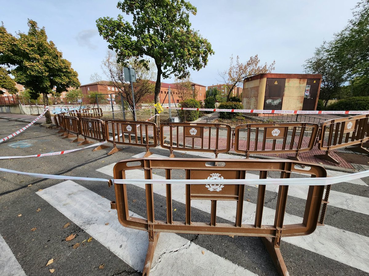 telescopiodigit's tweet photo. #sucesos #alcala Precintan la esquina de la parcela del instituto de Espartales por la presencia de abejas https://t.co/0ZMdKvdWzX https://t.co/2xMQiQ6AwY