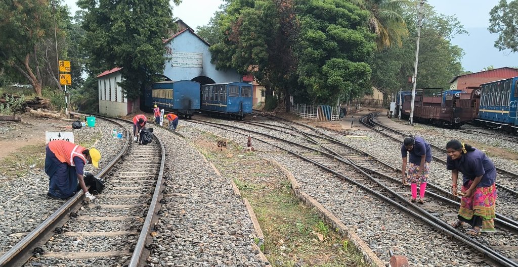 SalemDRM's tweet photo. Day 3 | Swachhata Pakhwada 2026 | Salem Division 🇮🇳

As part of Day 3 of ‘Swachhata Pakhwada 2026’ campaign, Trackside &amp; Legacy Waste Cleaning Drive was conducted at Mettupalayam &amp; Salem Railway stations by Railway staffs.

#SwachhataPakhwada2026 #Day3 #SalemDivision https://t.co/FEmHUAnT9n