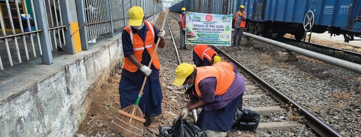 SalemDRM's tweet photo. Day 3 | Swachhata Pakhwada 2026 | Salem Division 🇮🇳

As part of Day 3 of ‘Swachhata Pakhwada 2026’ campaign, Trackside &amp; Legacy Waste Cleaning Drive was conducted at Mettupalayam &amp; Salem Railway stations by Railway staffs.

#SwachhataPakhwada2026 #Day3 #SalemDivision https://t.co/FEmHUAnT9n