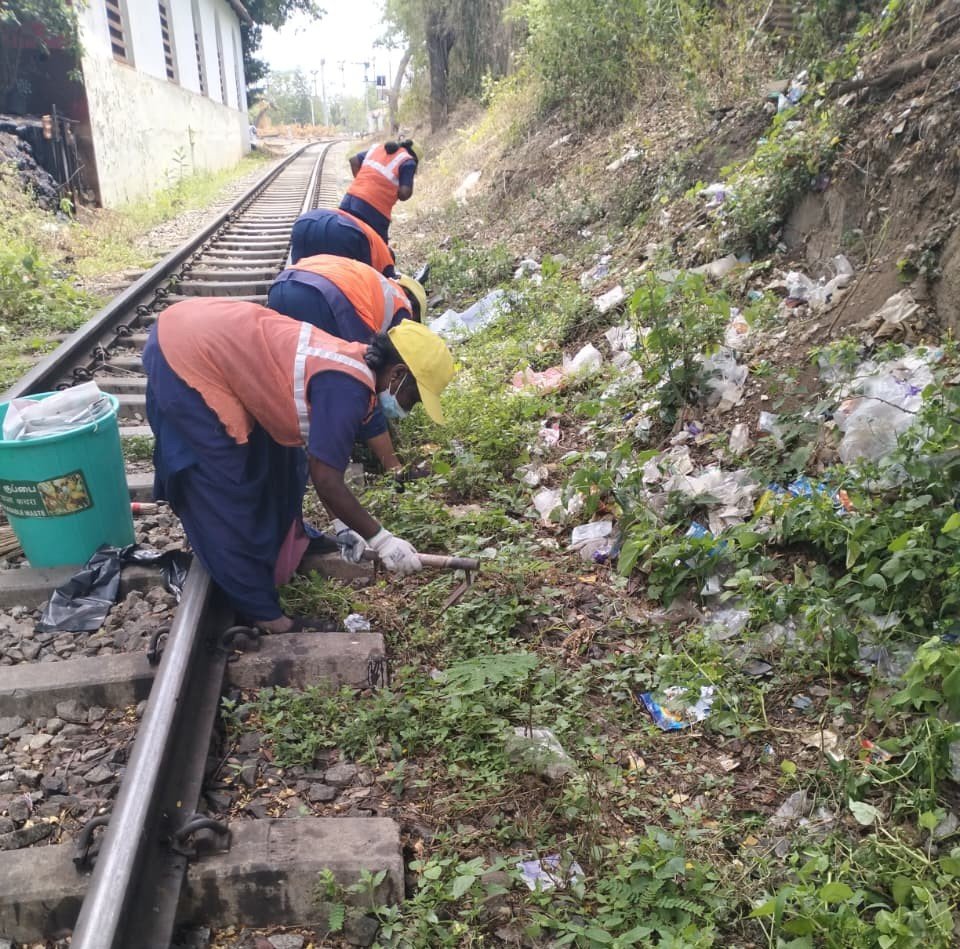 SalemDRM's tweet photo. Day 3 | Swachhata Pakhwada 2026 | Salem Division 🇮🇳

As part of Day 3 of ‘Swachhata Pakhwada 2026’ campaign, Trackside &amp; Legacy Waste Cleaning Drive was conducted at Mettupalayam &amp; Salem Railway stations by Railway staffs.

#SwachhataPakhwada2026 #Day3 #SalemDivision https://t.co/FEmHUAnT9n