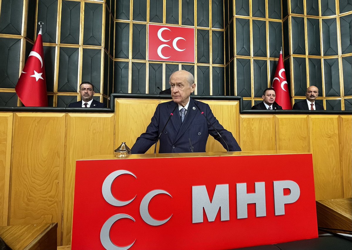 MuratYukselMY's tweet photo. Milliyetçi Hareket Partisi, her bir sayfası kan ve irfanla yazılmış tarih sayfalarının düşüncede devamı, siyasette hülasasıdır. 

Bilge Kağan’dan Atatürk’e; Alparslan’dan Fatih Sultan Mehmet’e; Türk tarihinin derin hafızasıdır.

Ziya Gökalp’ten Erol Güngör’e uzanan irfan ve ilim kaynağı, Milliyetçi- Ülkücü Hareket’in hukukunda mahfuzdur. 

Milliyetçi Hareket Partisi Türkiye’dir, cümle Türk dünyasıdır. 
Zilletin karşısında devletin; zulmetin karşısında milletin yanında yer alanların obası, dahili ve harici şer odaklarına karşı göğsünü siper edenlerin otağıdır.

Liderimiz Sayın Devlet Bahçeli