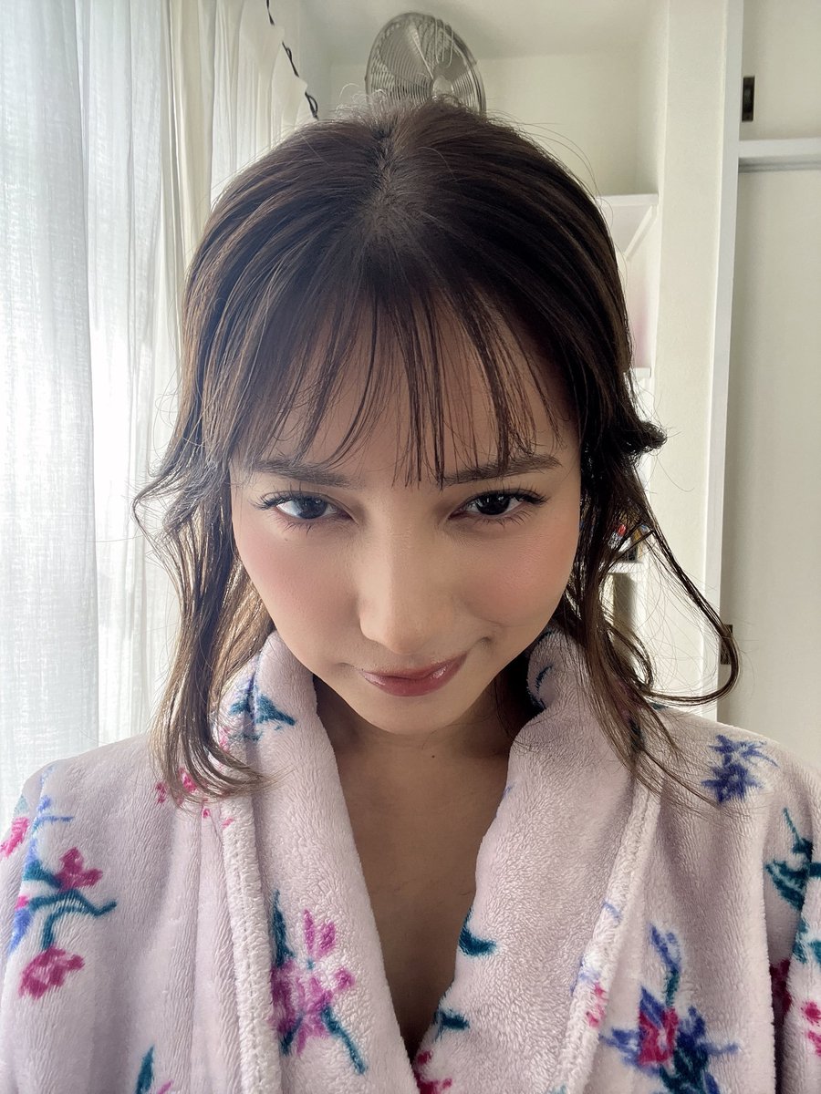 sarareborn072's tweet photo. 新しいグラビアの予感💕💕🍑
#桃月なしこ https://t.co/VnxpxHBqMd