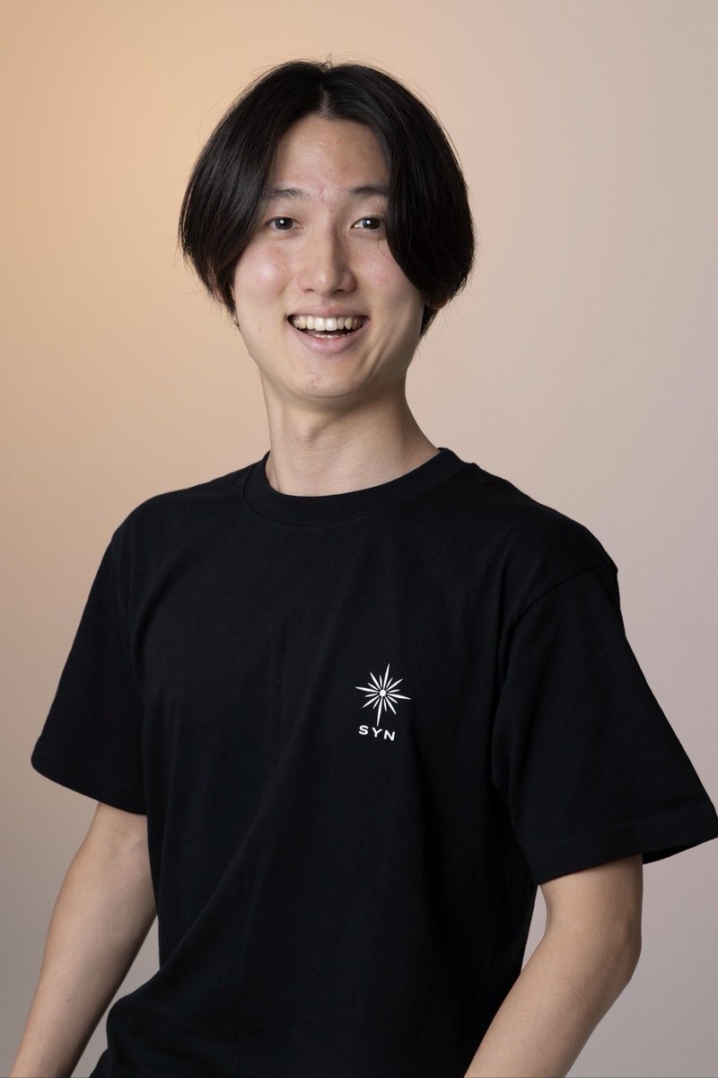 SYN_aufguss's tweet photo. 先輩方のアウフグースに魅了され、この世界に入りました。

「今度は自分たちが、誰かにその魅力を届ける側に」
そんな同じ想いを持った仲間たちと、このチームを結成しました。

まだ未熟ですが、いつか誰かを魅了できるように仲間と共に成長していきます！

応援よろしくお願いします！

ハリー
#SYN https://t.co/sxVm6wHpYt