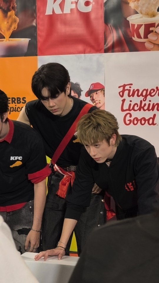 miyahimesama's tweet photo. ไก่หล่อๆมาแล้วค้าบ

#พ้อกสีหิวมากกอไก่KFCล้านตัว
#NewEraofKFCxPROXIE 
#NewEraofKFC 
#KFCThailand 
#PROXIEth #bROTHERSMUSIC https://t.co/76g8tirhum