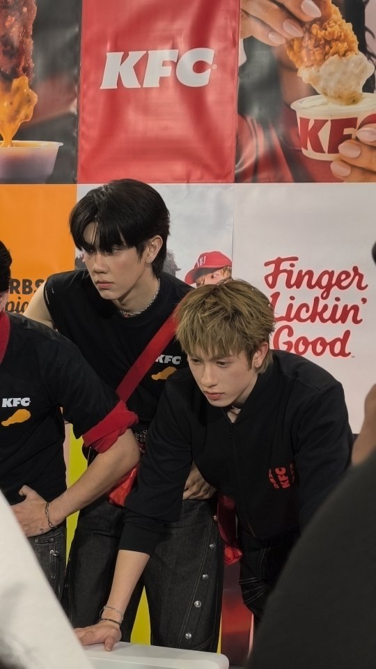 miyahimesama's tweet photo. ไก่หล่อๆมาแล้วค้าบ

#พ้อกสีหิวมากกอไก่KFCล้านตัว
#NewEraofKFCxPROXIE 
#NewEraofKFC 
#KFCThailand 
#PROXIEth #bROTHERSMUSIC https://t.co/76g8tirhum