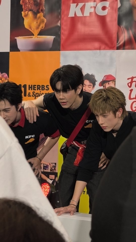 miyahimesama's tweet photo. ไก่หล่อๆมาแล้วค้าบ

#พ้อกสีหิวมากกอไก่KFCล้านตัว
#NewEraofKFCxPROXIE 
#NewEraofKFC 
#KFCThailand 
#PROXIEth #bROTHERSMUSIC https://t.co/76g8tirhum