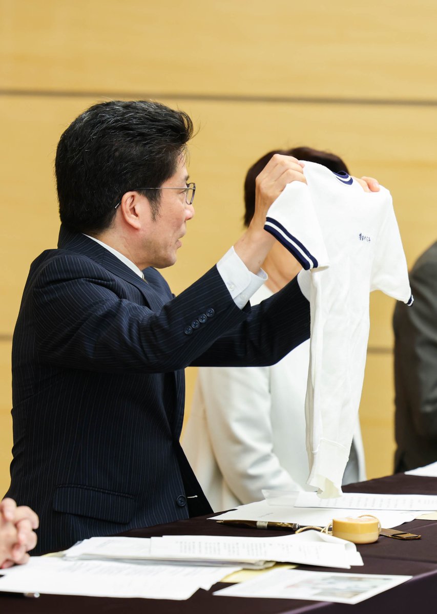 PressSec_JP's tweet photo. 本日、拉致議連、家族会、救う会の３団体の皆様が、高市総理を訪問しました。

家族会代表の横田拓也さんは、めぐみさんが小学６年生の頃に着ていた体育着を手に「いかに小さい子どもが拉致されたのか…我が身に置き換えて理解をしてほしい」。 

高市総理「何としても、私の代で突破口を開く」 https://t.co/JtN1gtfATN