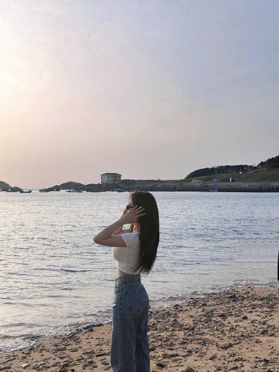 JasmineAshmc's tweet photo. Hoy me tomé un helado de coco mientras la brisa del mar acariciaba mi piel y me recordaba a ese verano en la playa de Liangshan.， https://t.co/jUDAiaHmbS