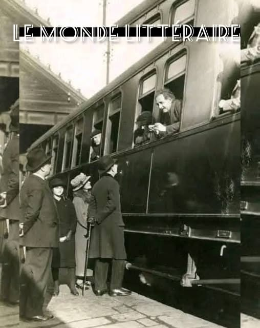 KateriSeraphina's tweet photo. Lorsque Einstein prenait le train depuis l'université de Princeton, un contrôleur monta à bord pour vérifier les billets des passagers. Lorsqu'il arriva à Einstein, celui-ci commença à chercher son billet dans les poches de sa veste, mais ne le trouva pas. Il fouilla ensuite dans les poches de son pantalon, puis dans sa petite valise à main, sans succès. Finalement, il se mit à chercher sur le siège voisin…
Voyant cela, le contrôleur lui dit :
— Docteur Einstein, je sais qui vous êtes, tout le monde ici vous connaît, et je suis certain que vous avez acheté un billet. Ne vous en faites pas.
Einstein hocha la tête en signe de gratitude. Le contrôleur continua à poinçonner les billets des autres passagers, mais alors qu'il s'apprêtait à passer dans la voiture suivante, il aperçut Einstein à genoux, fouillant sous son siège à la recherche du billet.
Intrigué, le contrôleur revint vers le grand physicien et lui dit :
— Comme je vous l’ai dit, nous savons tous qui vous êtes, ce n’est pas un problème, alors laissez tomber ce billet, je vous en prie !
Einstein leva alors les yeux vers lui et répondit :
— Je vous remercie, jeune homme, moi aussi je sais qui je suis. Mais ce que je ne sais pas, c’est où je vais ! C’est pourquoi je continue de chercher mon billet !
Le monde littéraire