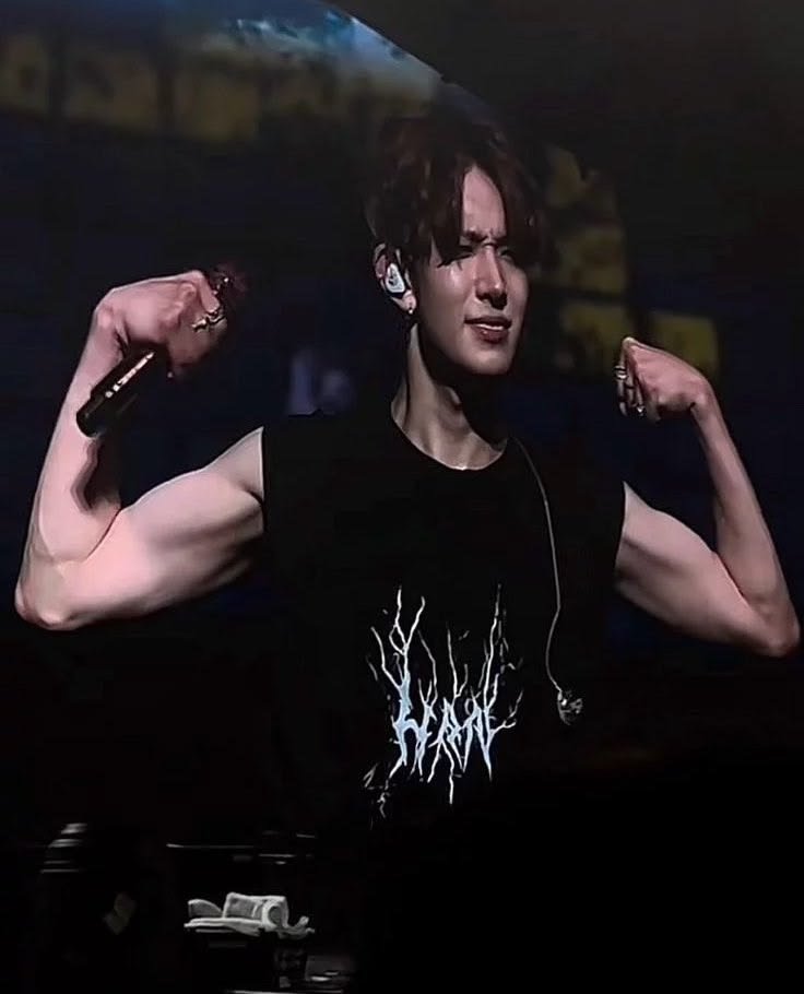heesdiors's tweet photo. and fuck those who said he shouldn't buff up https://t.co/rzin2C197Z