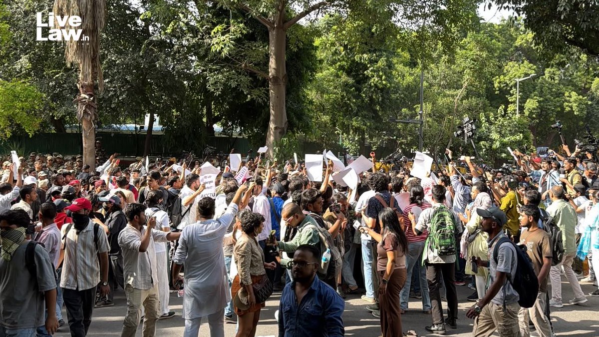 LiveLawIndia's tweet photo. #BREAKING PIL filed in Delhi High Court seeks mandatory body-worn cameras for police and RAF personnel deployed during protests.

Plea seeks SOP for recording, and preservation of footage, saying that there is need for accountability and protection of both police and protesters. https://t.co/LNzN99mvov