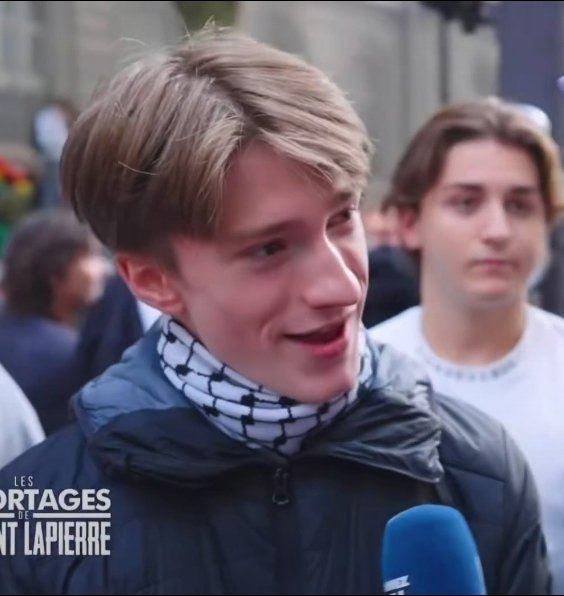 AbelToji's tweet photo. D'un côté le représentant que le peuple a choisi et de l'autre le guignol de Macroniste sous fifre de Gabriel Attal que les médias veulent nous ont attribuer. https://t.co/s9NpyiukV1