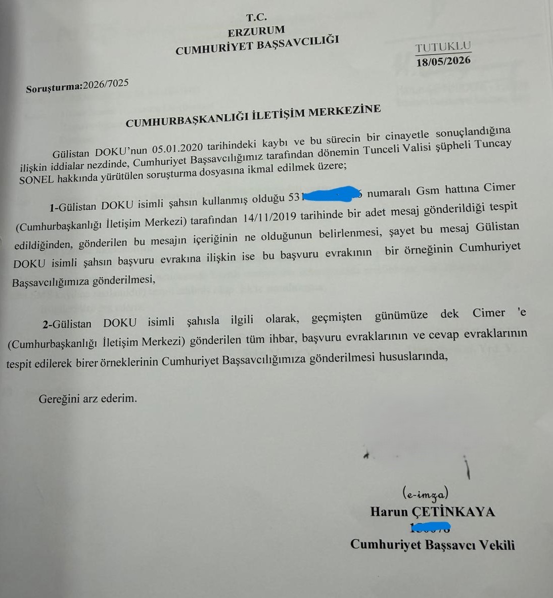 DemirFerit62's tweet photo. 🔴 GÜLİSTAN DOKU CİMER’E KİMİ, NEYİ ŞİKÂYET ETTİ?

Gülistan Doku, Tuncay Sonel tarafından ortadan  kaybedilmeden yaklaşık 50 gün önce, 14 Kasım 2019’da kendi telefonundan CİMER’e bir şikâyet başvurusu yapmış.

Ancak bugün hâlâ bu şikâyetin KONUSUNUN NE OLDUĞU BİLİNMİYOR.

Gülistan’ın başvurusu, dönemin Tunceli Valisi TUNCAY SONEL’in oğlu MUSTAFA TÜRKAY SONEL ve ekibiyle   yaşadığı  sorunlarla ve maruz kaldığı baskılar ile ilgili olabilir miydi?

Soruşturmayı yürüten dönemin başsavcılığı ve soruşturma savcısı neden CİMER başvurusunun içeriğini araştırmadı?

GÜLİSTAN CİMER’E KİMİ ŞİKÂYET ETTİ?

NE ANLATTI?

BU BAŞVURU NEDEN DOSYANIN EN KRİTİK DELİLLERİNDEN BİRİ OLARAK ARAŞTIRILMADI?