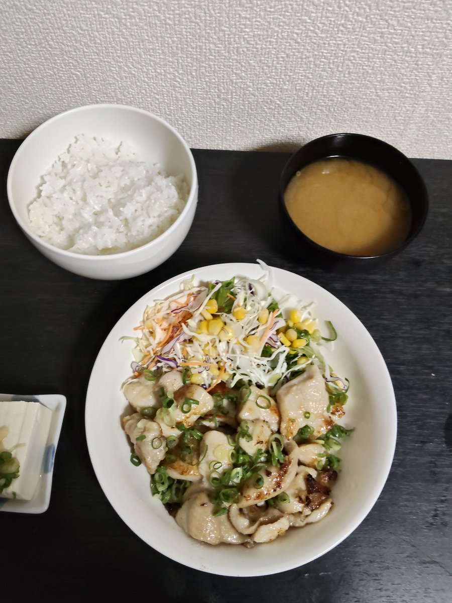sanma_misomiso's tweet photo. 業スーで鶏むね肉が安かったので、自作ネギ塩チキン作りました。
火通しも上手くいってとても柔らかく作れました✌️
#星徒めし https://t.co/CEAV1daDYQ