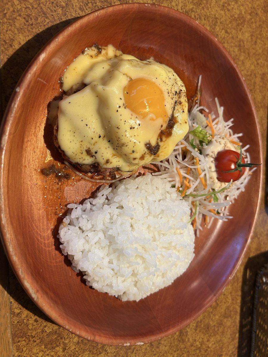 fia__violet's tweet photo. ベーコンエッグベネバーグディッシュはマッシュドポテトにオランデーソースがかかっているため濃厚な口溶けを味わえて凄く美味しかった！
さらに、黄身と合わせることにより
マイルドな味わいに是非お店で食べて‼︎
オススメされて行ってきたよーー！
満足満足ー‼︎ https://t.co/El4hi85SFc