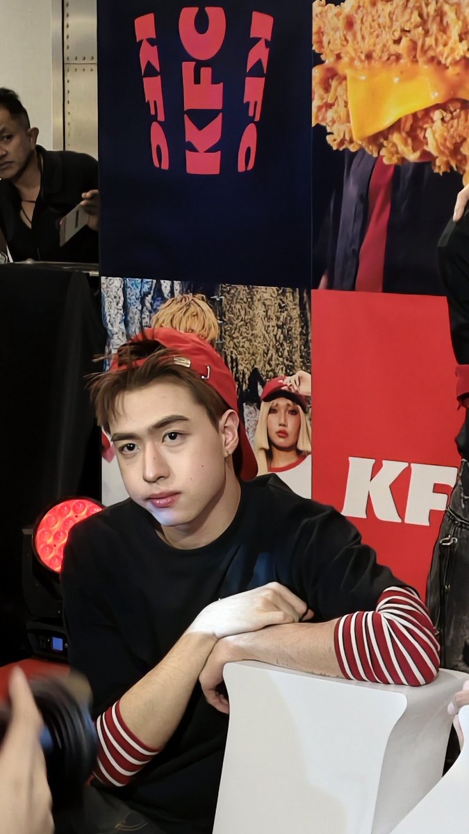miyahimesama's tweet photo. ตอนแรกหาหลานไม่เจอ หลานนั่ง 55555554 

#พ้อกสีหิวมากกอไก่KFCล้านตัว
#NewEraofKFCxPROXIE 
#NewEraofKFC 
#KFCThailand 
#PROXIEth #bROTHERSMUSIC https://t.co/tgGsrDzgTC