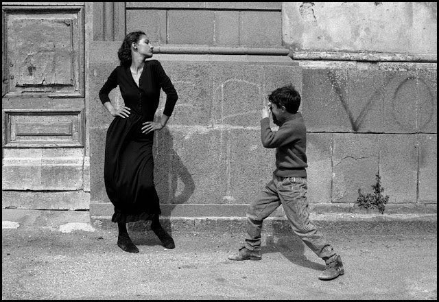literlandweb1's tweet photo. "Uno se convierte en lo que mira, en lo que recuerda, en lo que anhela, en lo que transmite. Ahora sé que el futuro comienza hoy y depende de lo que elijo ver, de lo que me permito decir, de lo que quiero recordar y de lo que decido amar".
Laura Esquivel
📷 Fernando Scianna https://t.co/7dEpGQI3ol