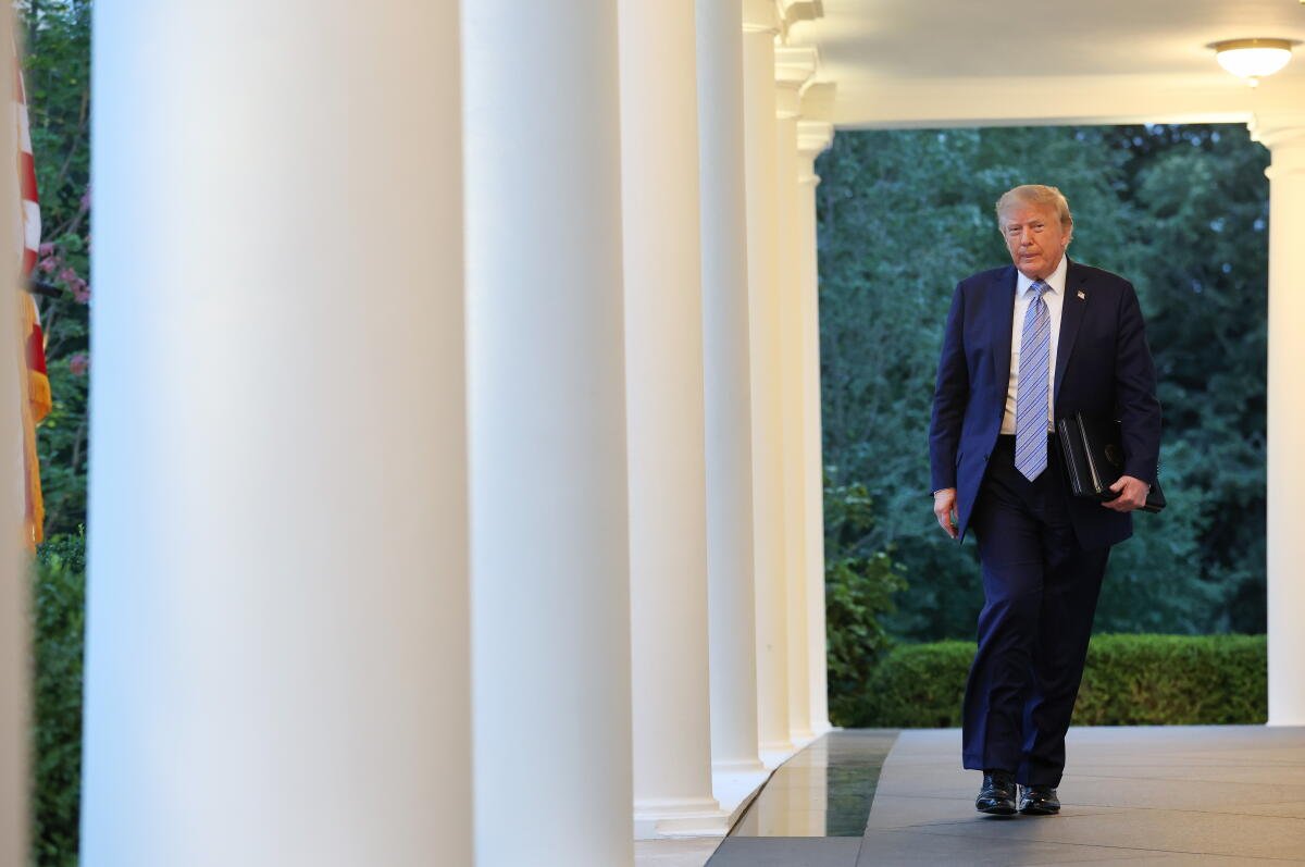 ch28692's tweet photo. Trump's advocacy for AI liberalization could undermine the compliance framework of financial RegTech, accelerate innovation in cross-border settlement using CBDCs, but also increase systemic risks. https://t.co/J6wgX4NV9e