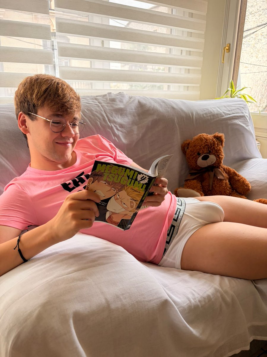 itsdavidgg's tweet photo. Just having a quiet moment… What are you reading right now? 👀📖 https://t.co/1ijwgeK7Bt