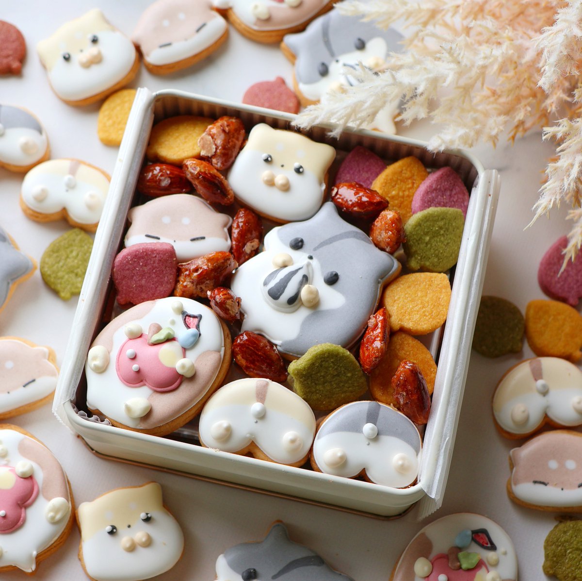 morinookashi_'s tweet photo. 「ハムスターと秋の実り缶」販売のお知らせ🐹

【抽選販売】
明日10/7（水）8:00頃〜10/8（木）12:00まで受付
【先着販売】
10/8（木）20:30〜
【発送予定日】
10/9（金）発送予定

ハムスター好きにはたまらない
ハムスター盛りだくさんのクッキー缶をお届けいたします🐹🐹🐹
秋を感じさせる、焼き芋をたっぷり練り込んだクッキーや
ナッツたっぷりのクッキーなど13種類のクッキー詰め合わせです。

缶はうえはらあすか様描き下ろしの可愛いハムスターが印刷されています☺️

販売の準備ができましたら改めてご案内させていただきます！