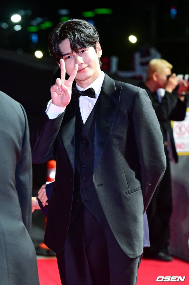 ongepics's tweet photo. ACTOR ONG SEONGWU AT THE 31ST BIFF https://t.co/DvTai46doT