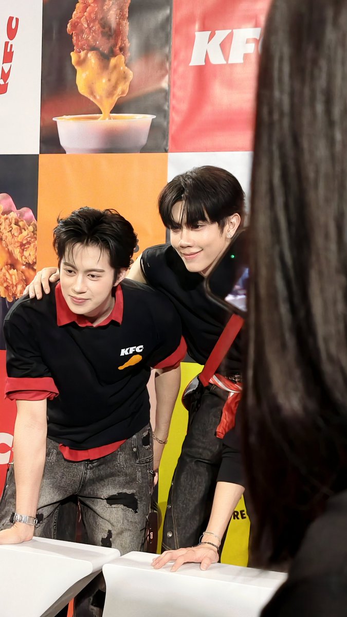 miyahimesama's tweet photo. แป๋วกะแป๋วแหงะ

#พ้อกสีหิวมากกอไก่KFCล้านตัว
#NewEraofKFCxPROXIE 
#NewEraofKFC 
#KFCThailand 
#PROXIEth #bROTHERSMUSIC https://t.co/qjr7Zf4iZw