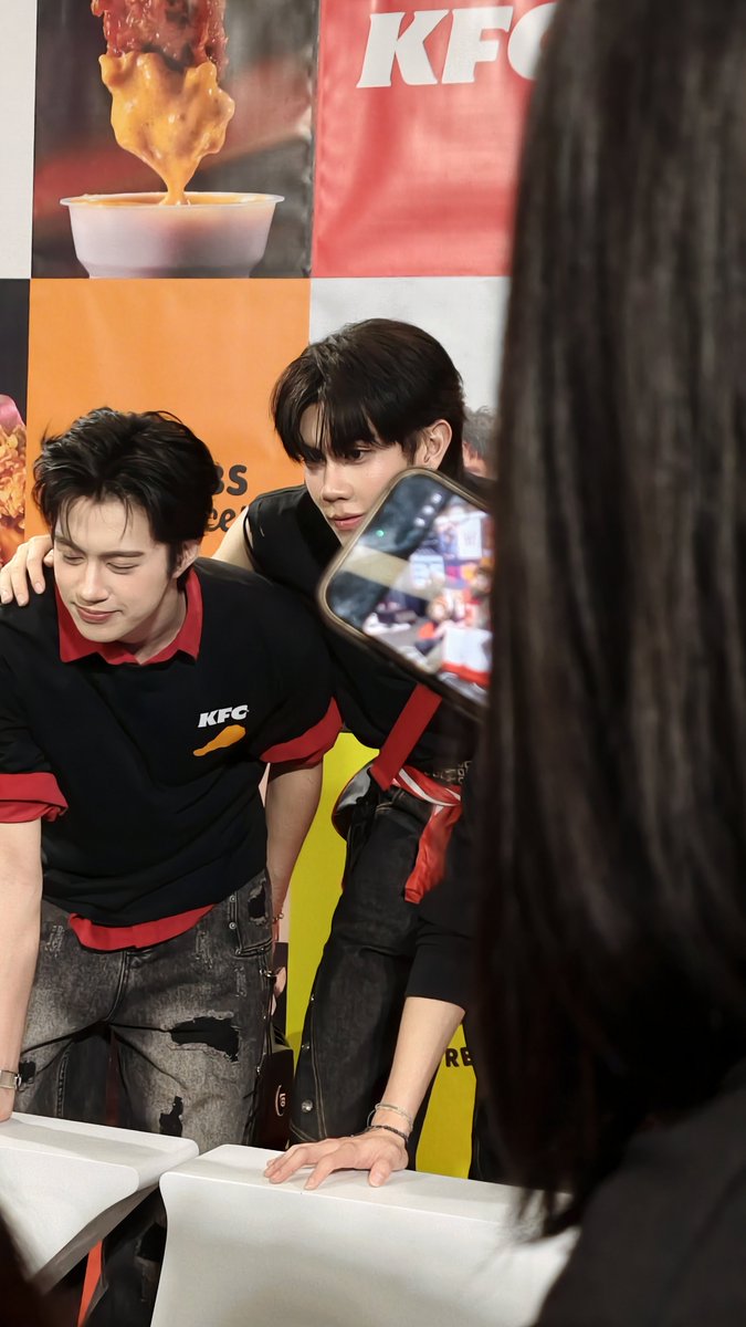 miyahimesama's tweet photo. แป๋วกะแป๋วแหงะ

#พ้อกสีหิวมากกอไก่KFCล้านตัว
#NewEraofKFCxPROXIE 
#NewEraofKFC 
#KFCThailand 
#PROXIEth #bROTHERSMUSIC https://t.co/qjr7Zf4iZw
