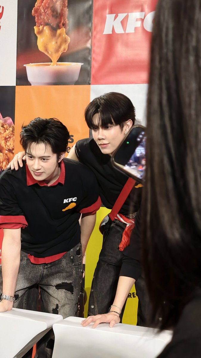 miyahimesama's tweet photo. แป๋วกะแป๋วแหงะ

#พ้อกสีหิวมากกอไก่KFCล้านตัว
#NewEraofKFCxPROXIE 
#NewEraofKFC 
#KFCThailand 
#PROXIEth #bROTHERSMUSIC https://t.co/qjr7Zf4iZw