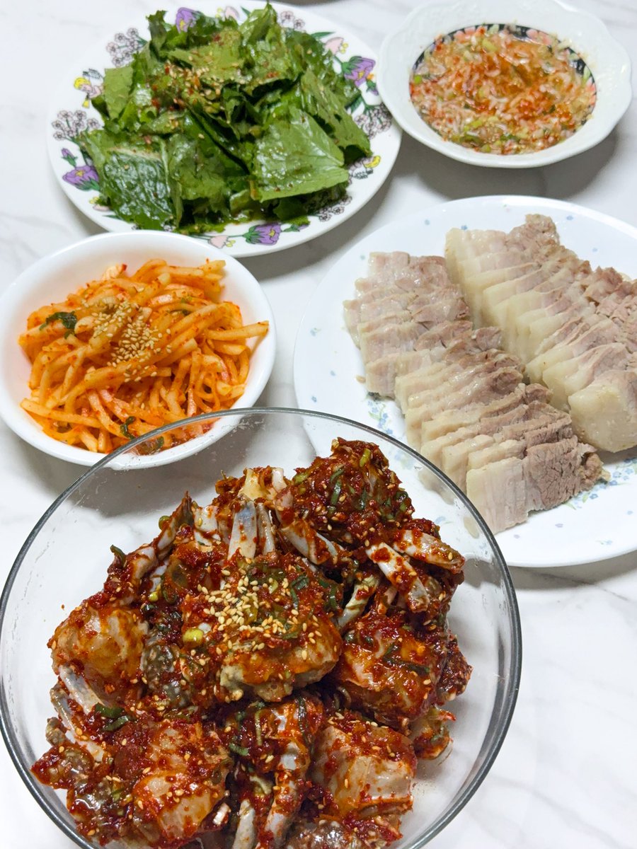berryme0v0's tweet photo. #베리밥
양념게장 무수분수육 상추겉절이 무생채
전부 수제작(오늘 좀 무리했다)
잘먹겠습니다🙂‍↕️ https://t.co/tDrEmaxXBg