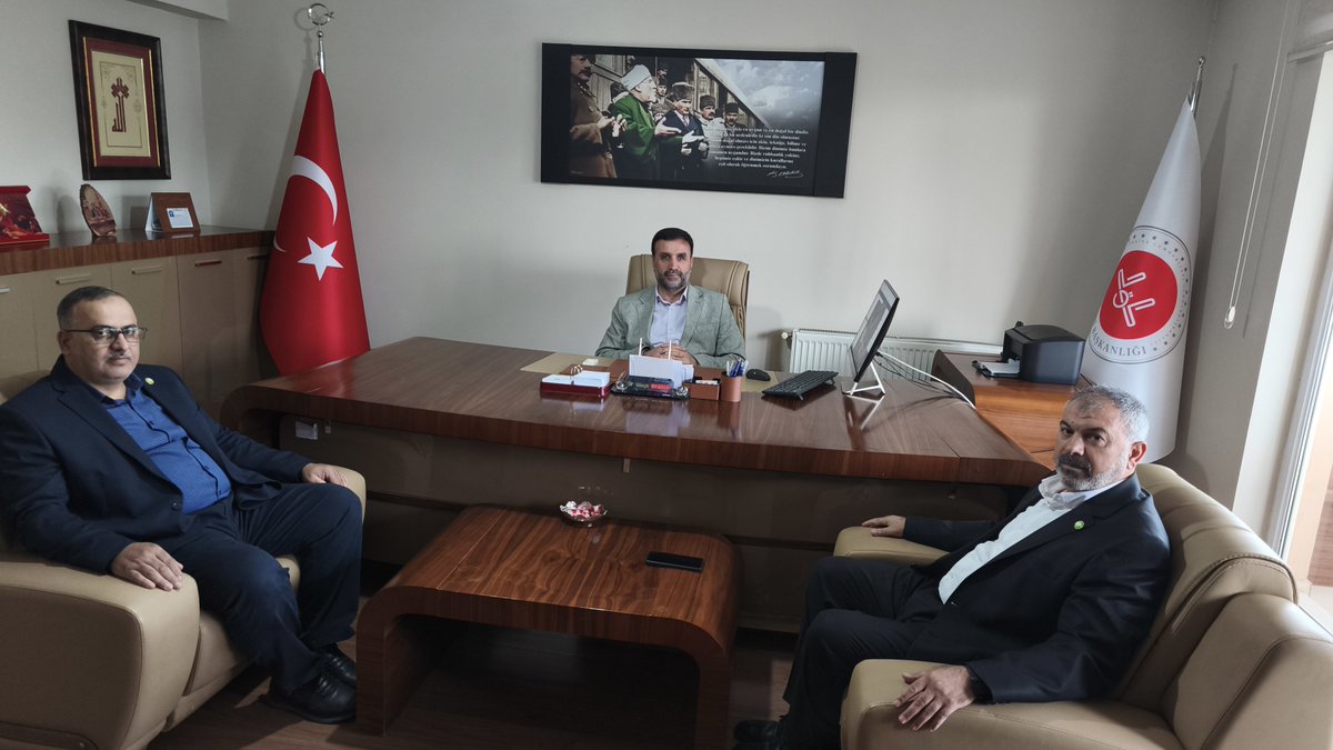 HudaParYesilyur's tweet photo. Başkanımız @behcet_sevgili ve Yeşilyurt ilçe başkanı @nihatsezer beraberindeki heyet,Camiler ve Din Görevlileri Haftası kapsamında Yeşilyurt İlçe Müftüsü Hüseyin  Bayrak'ı ziyaret etti.
Ziyarette, din görevlilerinin topluma rehberlik eden değerli çalışmaları için teşekkür edildi. https://t.co/Ds59N0ezau
