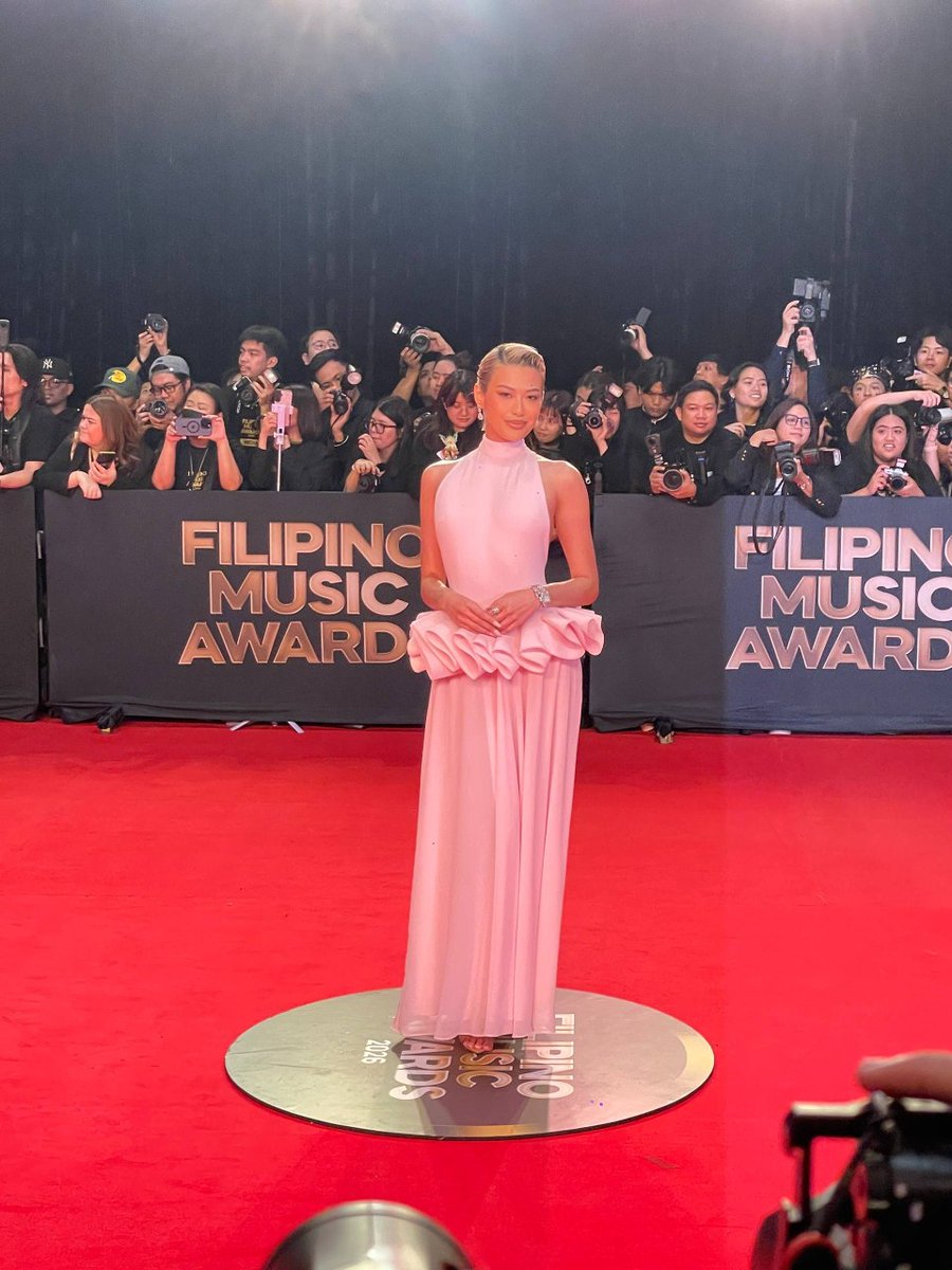 PULPMagazinePH's tweet photo. Michelle Dee is commanding attention with her stunning arrival on the Filipino Music Awards 2026 red carpet.   

#PULPMagazine #MichelleDee #FilipinoMusicAwards #FMAs https://t.co/Le3hlrYji9