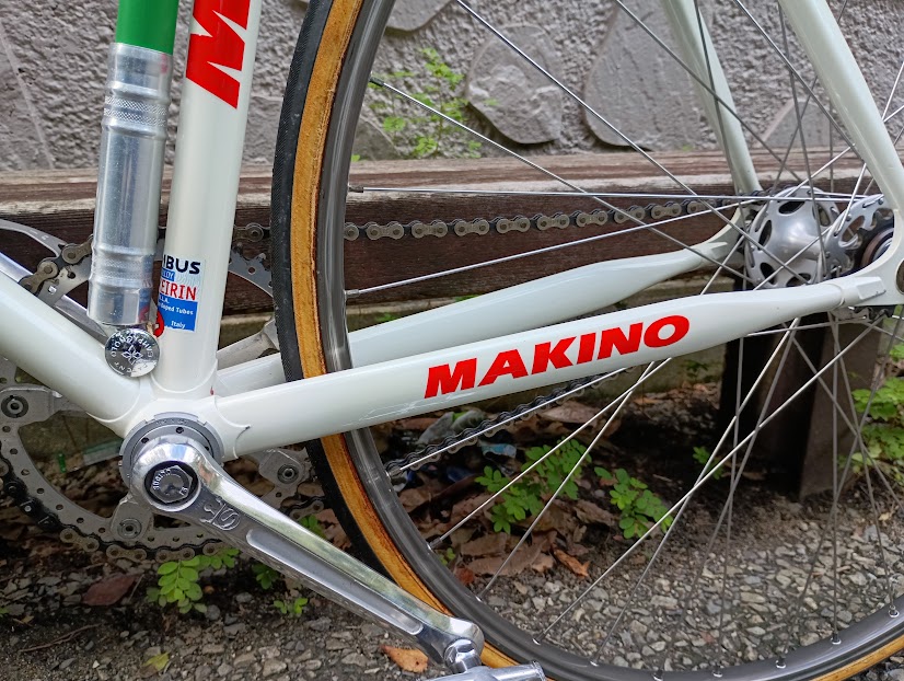 kino99's tweet photo. 雨上がりの日、少し乗って来ました　お陰様で多少脚の筋肉が大きくなって来ました　
自転車の後ろのタイル壁、目地には苔が生えています　日当たりが良さそうな場所ですが、苔じゃないのかな・・
#街乗りピスト　#サイクリング　#雨上がり　#苔　#筋肉 https://t.co/hU4TpI5ZLW