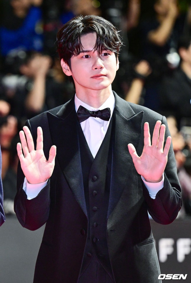ongepics's tweet photo. ONG SEONGWU AT THE RED CARPET OF BIFF 2026 https://t.co/sQZpatSKfO