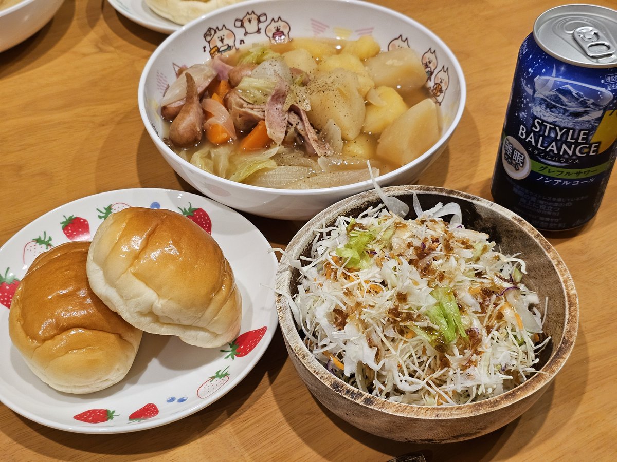 YouTube_Alice15's tweet photo. 今日の夕飯( ˊᵕˋ* )♩
🗝ロールパン
🗝ポトフ
🗝サラダ
いただきまーすヽ(*´∀｀*)ノ
#おうちごはん 
#アリスごはん https://t.co/rlw0HptC3X