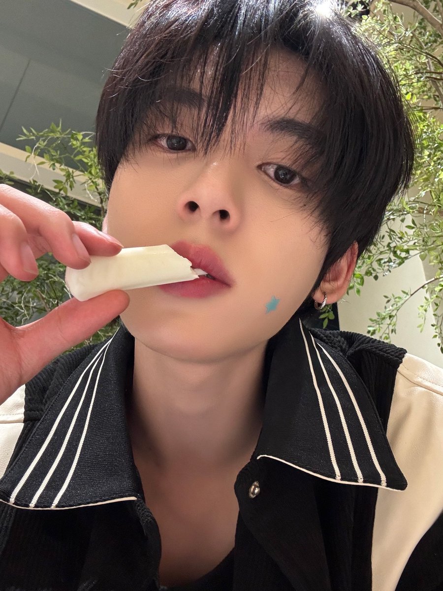 jadubbodoll's tweet photo. 볼따구에 패치 붙여놓은거 졸귘ㅋㅋㅋ https://t.co/aOjbsM0Xff