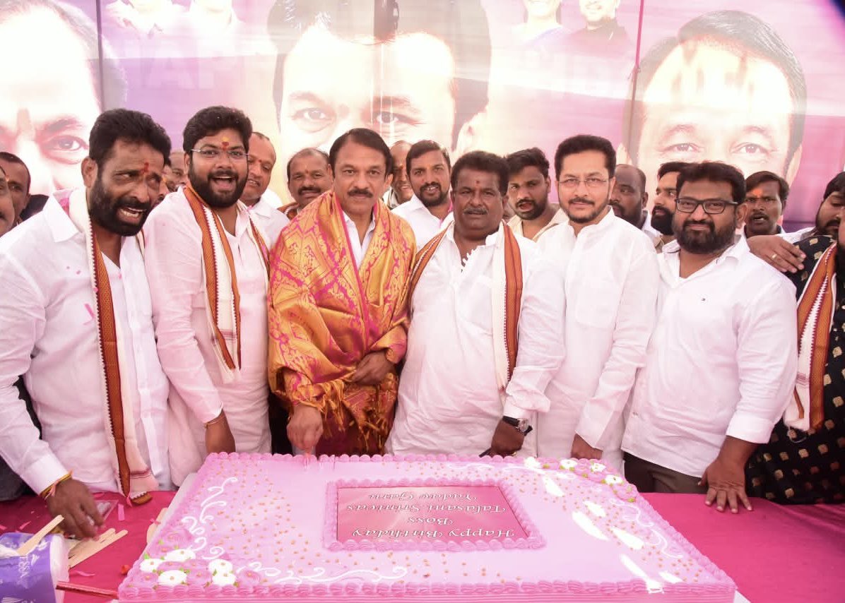 D_SudheerReddy's tweet photo. మాజీ మంత్రి, సనత్‌నగర్ ఎమ్మెల్యే శ్రీ తలసాని శ్రీనివాస్ యాదవ్ గారి జన్మదినం సందర్భంగా గడ్డిఅన్నారం డివిజన్ బీఆర్‌ఎస్ పార్టీ సీనియర్ నాయకులు గండి జ్యోతి ప్రసాద్ యాదవ్ (సన్నీ యాదవ్) గారి ఆధ్వర్యంలో దిల్‌సుఖ్‌నగర్ ప్రధాన రహదారిలోని సీఎంఆర్ షాపింగ్ మాల్ వద్ద అన్నదాన కార్యక్రమాన్ని ఏర్పాటు చేశారు.

ఈ కార్యక్రమానికి ముఖ్య అతిథిగా ఎల్బీనగర్ శాసనసభ్యులు శ్రీ దేవిరెడ్డి సుధీర్ రెడ్డి గారు హాజరై కేక్ కట్ చేసి, పలువురు పారిశుద్ధ్య కార్మికులకు చీరలు పంపిణీ చేశారు. అనంతరం అన్నదాన కార్యక్రమాన్ని ప్రారంభించారు. @YadavTalasani 

ఈ కార్యక్రమంలో మాజీ కార్పొరేటర్ జిన్నారం విఠల్ రెడ్డి గారితో పాటు పలువురు బీఆర్‌ఎస్ పార్టీ నాయకులు, కార్యకర్తలు, ప్రజలు పెద్ద ఎత్తున పాల్గొన్నారు.